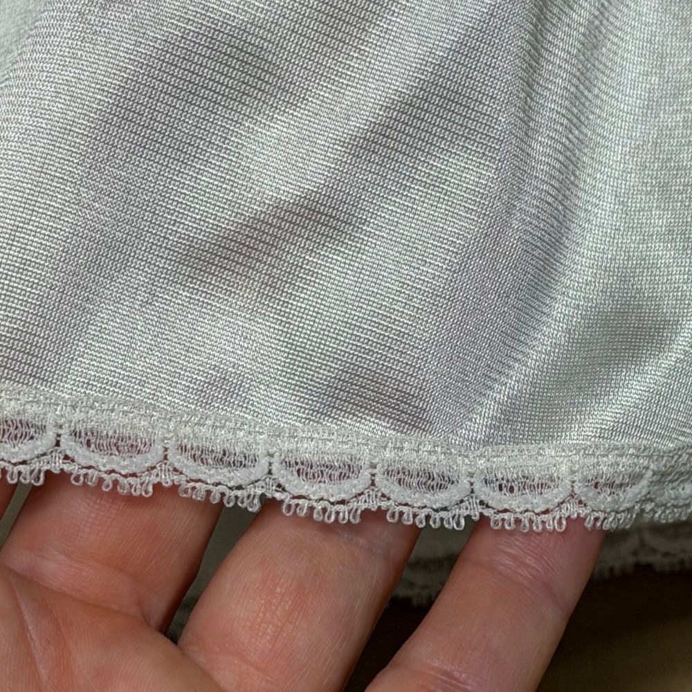 Vanity Fair Vintage Half Slip Ivory Nylon Scalloped Lace Trim Midi Length USA - Picture 7 of 8